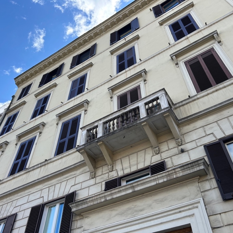 Elegante Attico in Affitto nel Cuore di Roma – Piazza di Torre Argentina