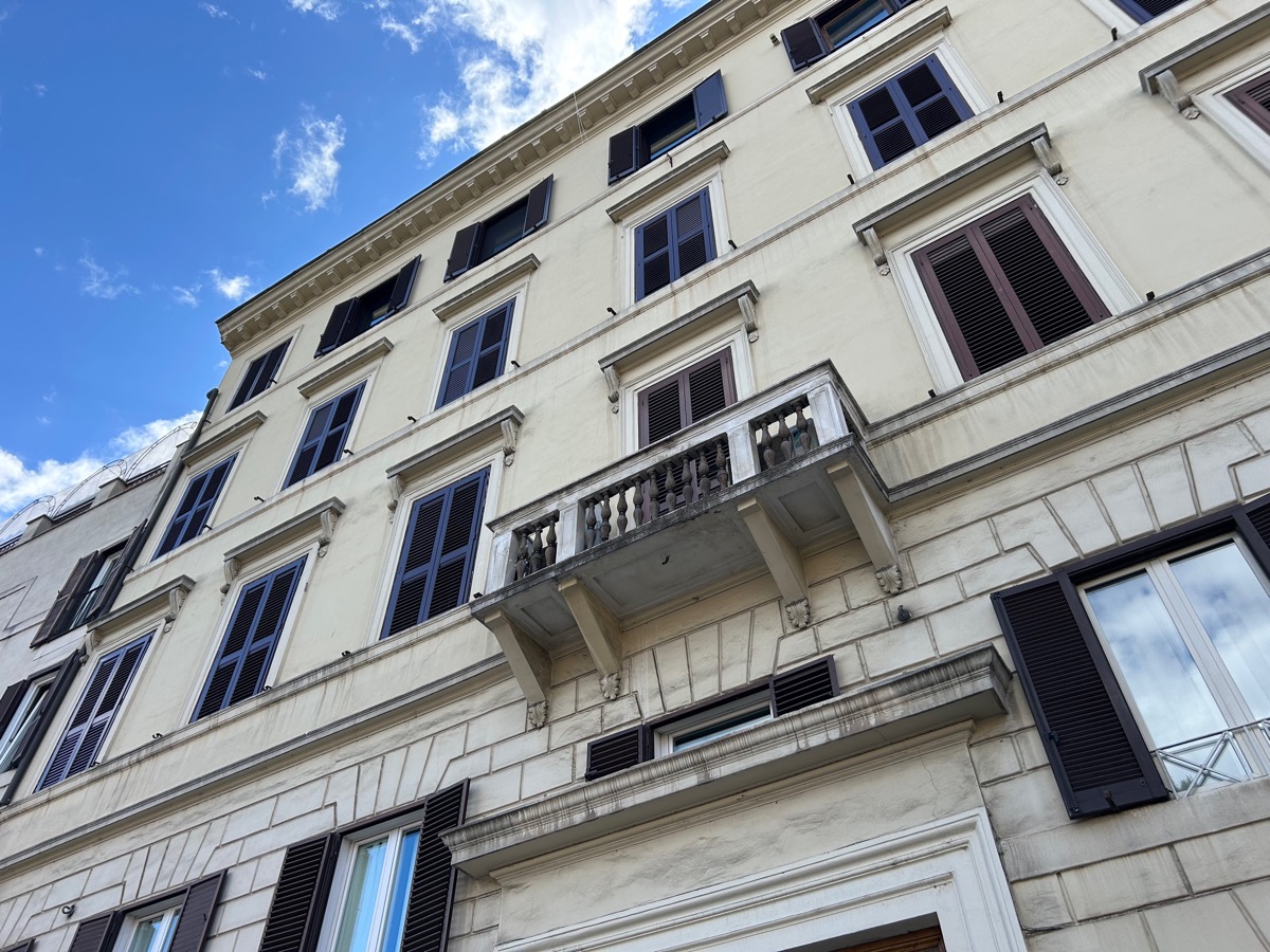 Elegante Attico in Affitto nel Cuore di Roma – Piazza di Torre Argentina