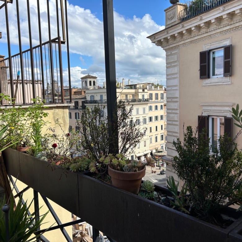 Elegante Attico in Affitto nel Cuore di Roma – Piazza di Torre Argentina