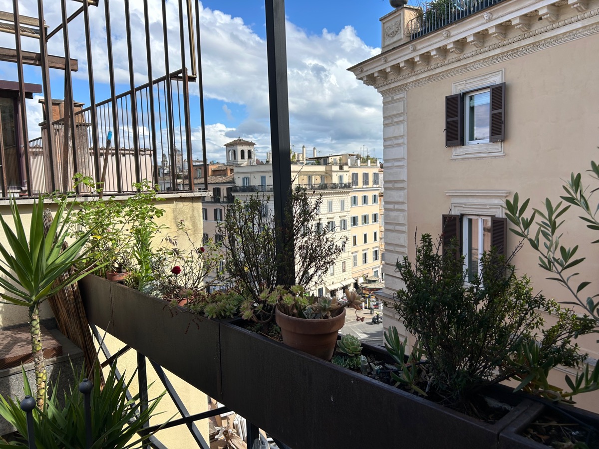 Elegante Attico in Affitto nel Cuore di Roma – Piazza di Torre Argentina
