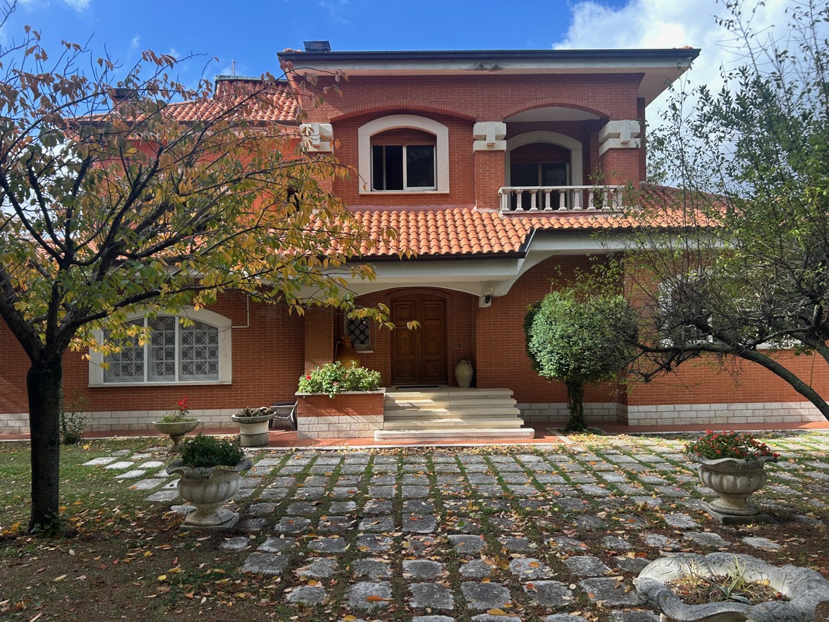 Gualdo Tadino Villa indipendente di pregio in vendita