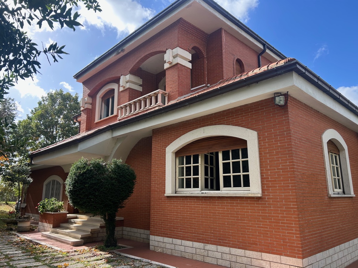Gualdo Tadino Villa indipendente di pregio in vendita
