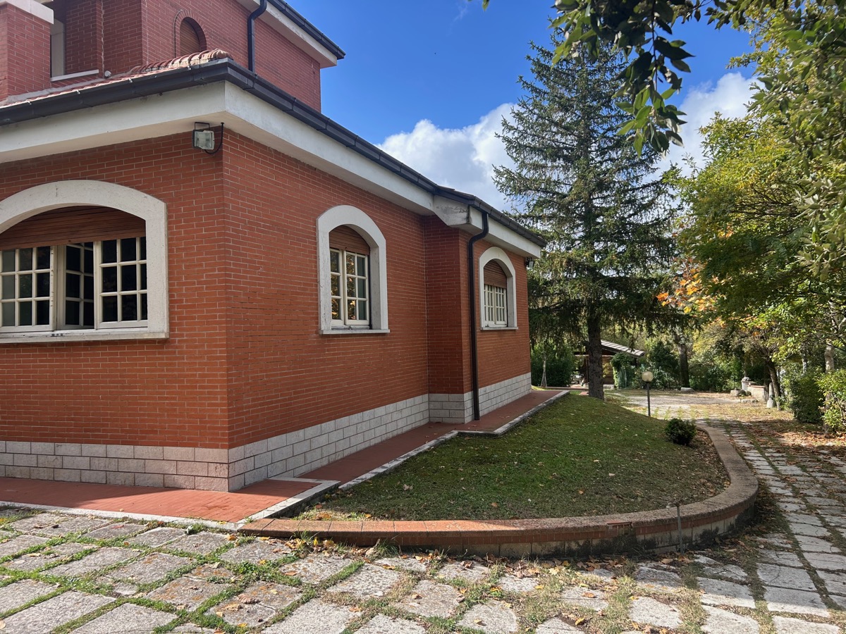 Gualdo Tadino Villa indipendente di pregio in vendita