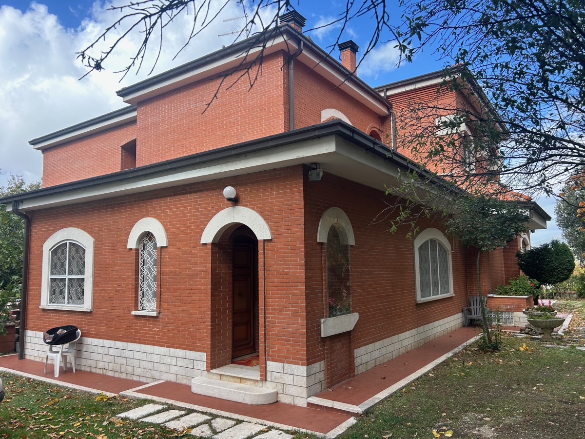 Gualdo Tadino Villa indipendente di pregio in vendita