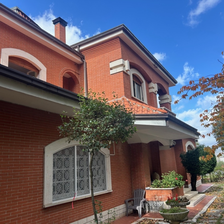 Gualdo Tadino Villa indipendente di pregio in vendita