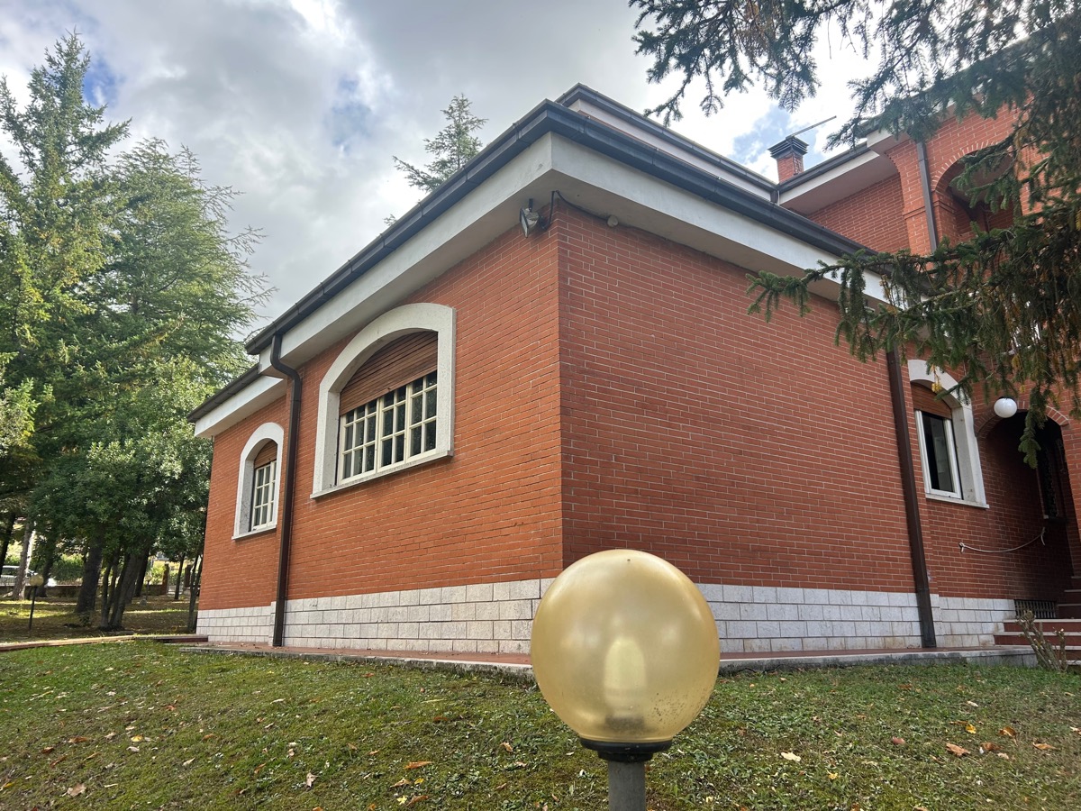 Gualdo Tadino Villa indipendente di pregio in vendita