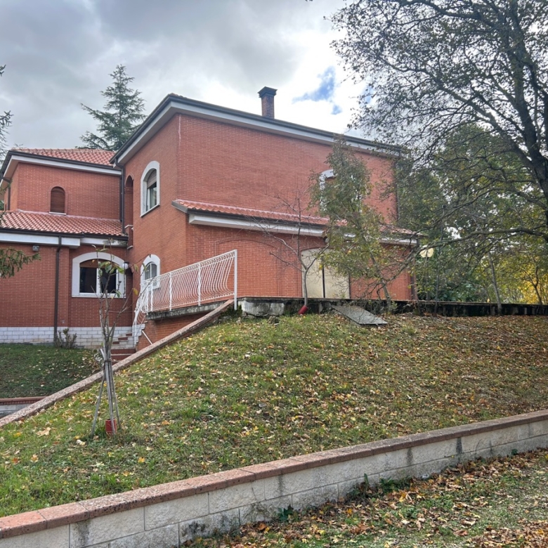 Gualdo Tadino Villa indipendente di pregio in vendita