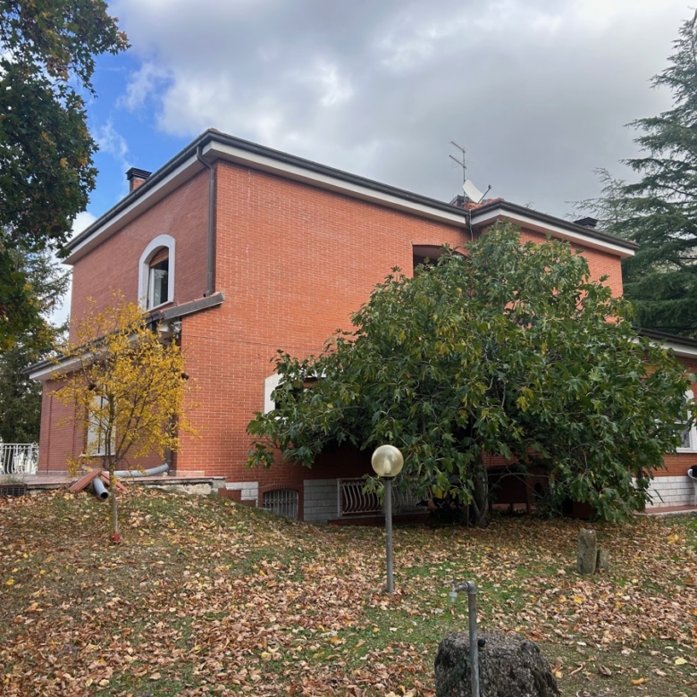 Gualdo Tadino Villa indipendente di pregio in vendita