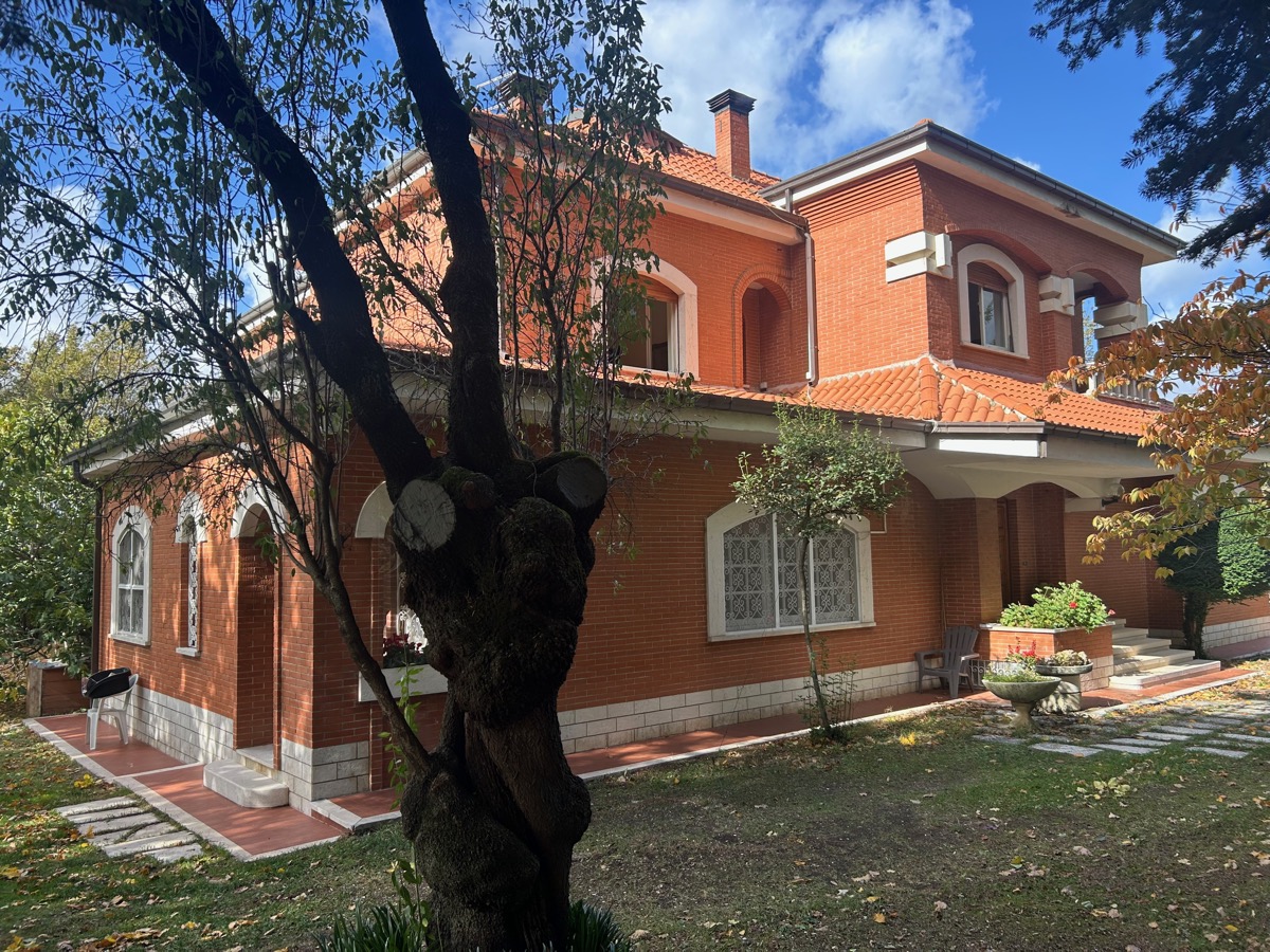 Gualdo Tadino Villa indipendente di pregio in vendita