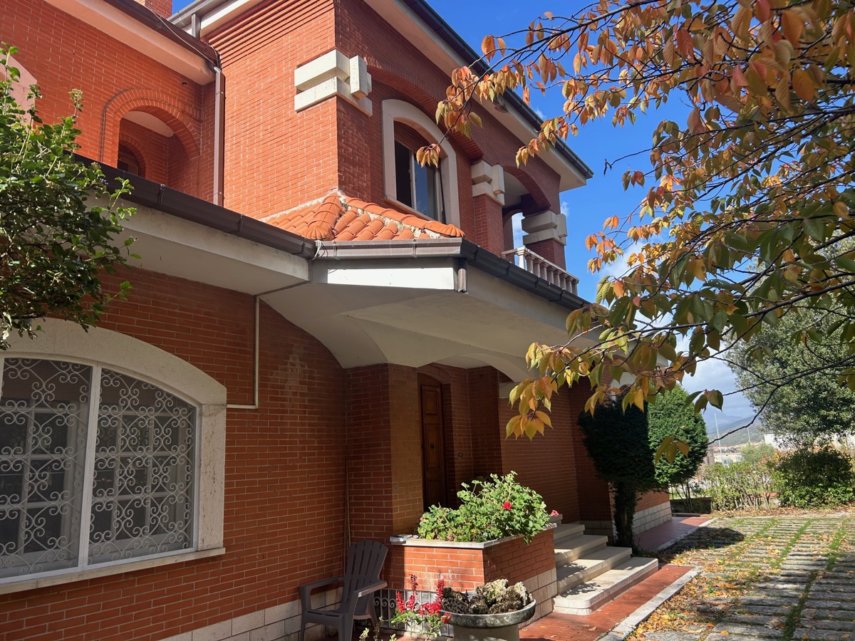 Gualdo Tadino Villa indipendente di pregio in vendita